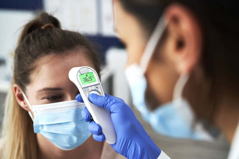 termómetro de frente